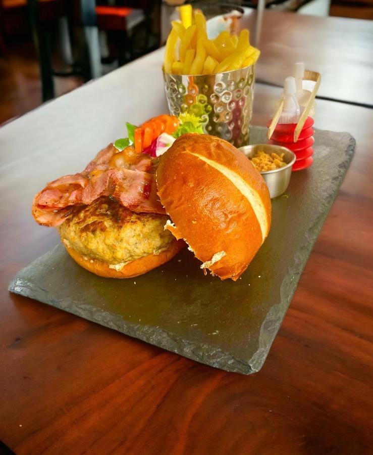 Crown & Anchor Otel Woking Dış mekan fotoğraf